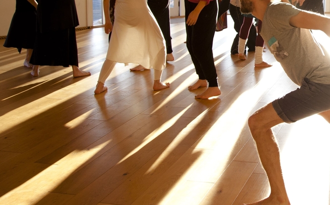 Salle de yoga lumineuse préparée pour un atelier